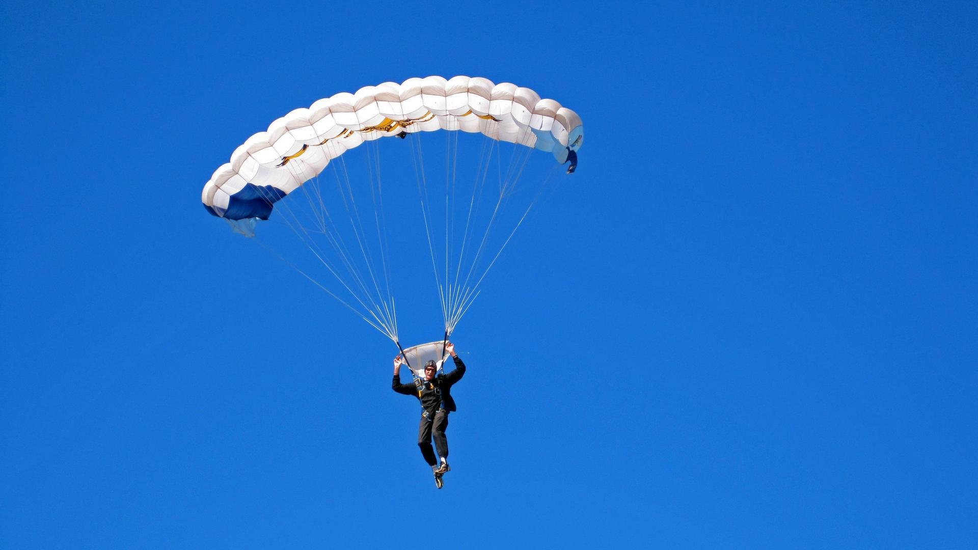 中小学篮球举办校际篮球邀请赛丰富课余生活，小学校园篮球联赛